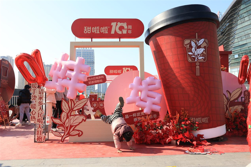 甜啦啦蚌埠南站“紅運”快閃，踐行公益點亮春運旅途